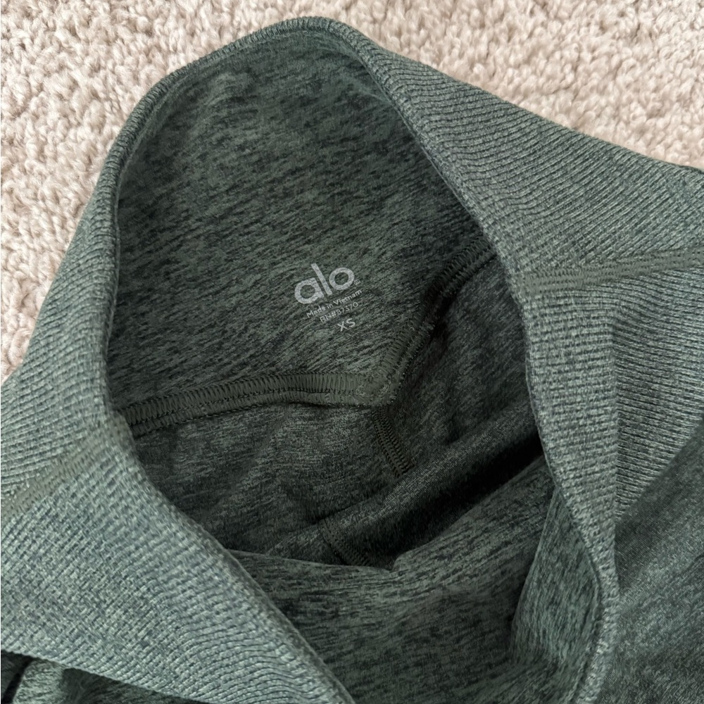 ALO Yoga Women's softsculpt green heather Shorts - Picture 3 of 3